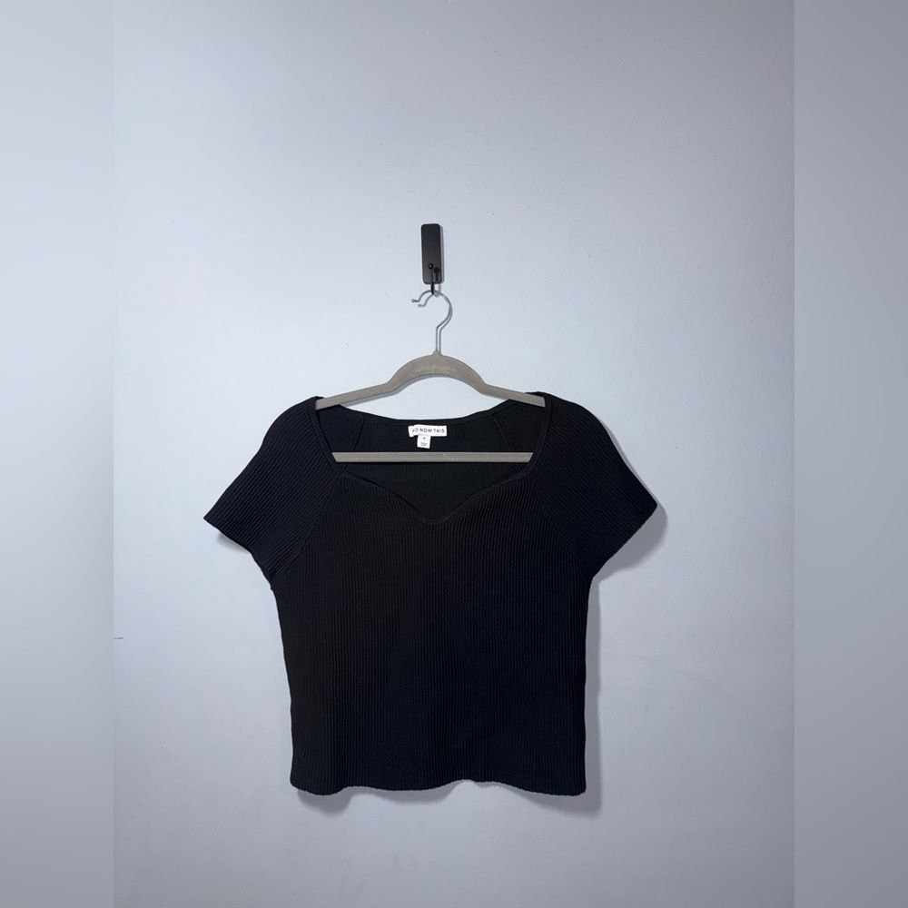 And now this women’s black ribbed V-Neck cropped top size M EUC